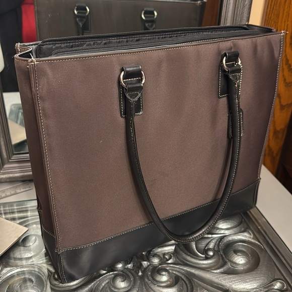 Targus Radiance Notebook Tote Brown and Black Bag - Picture 3 of 11